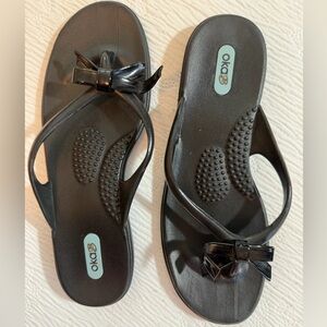 Oka-B Black Sandals size M low heel bows